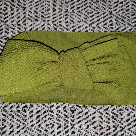Green Bow - Picture 1 of 1